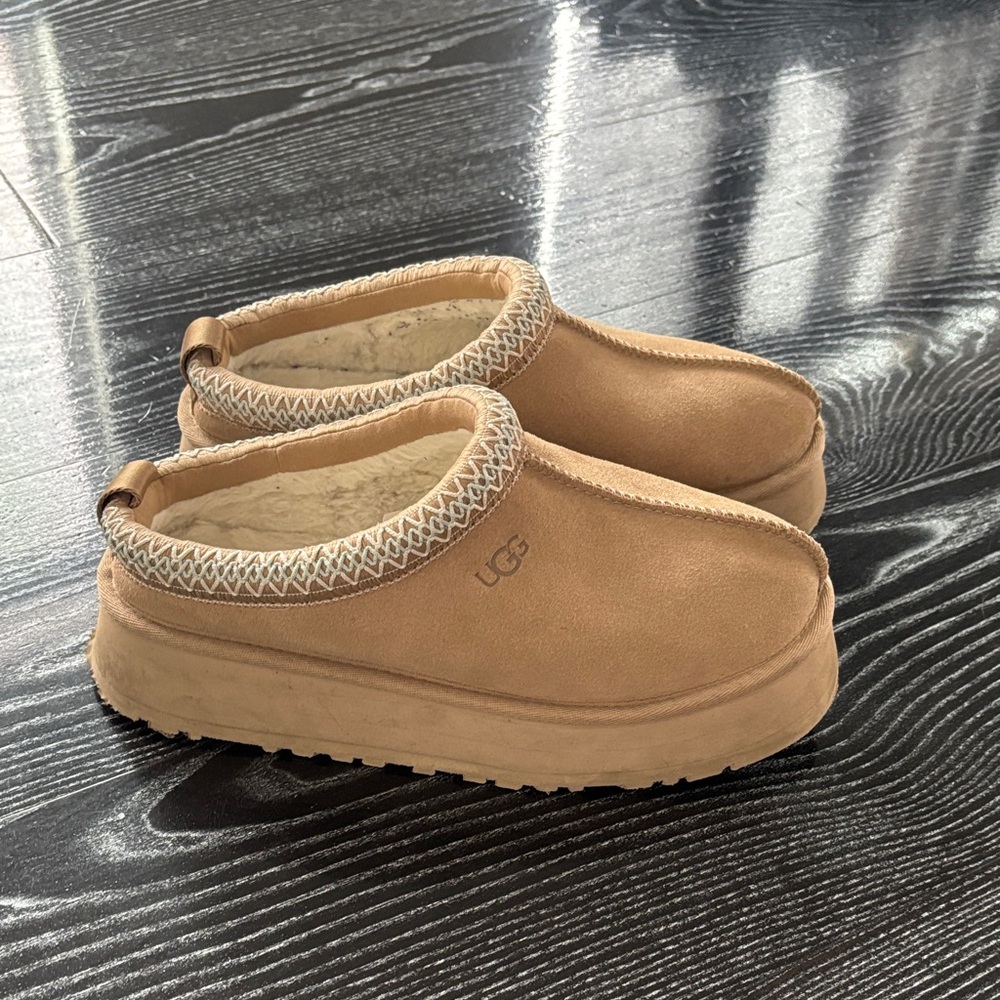 UGG shearling Tazz Platform Slipper in sand Size 8